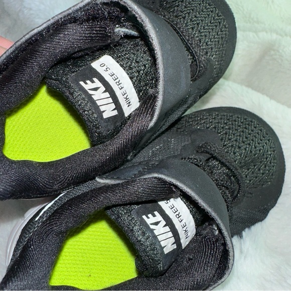 Nike Free 5.0 Baby Toddler Shoes Unisex 4C Black White No Lace / Hook & Loop - Picture 4 of 9